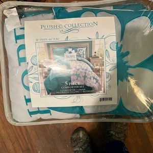 Twin comforter set NEW NEVER OPENED